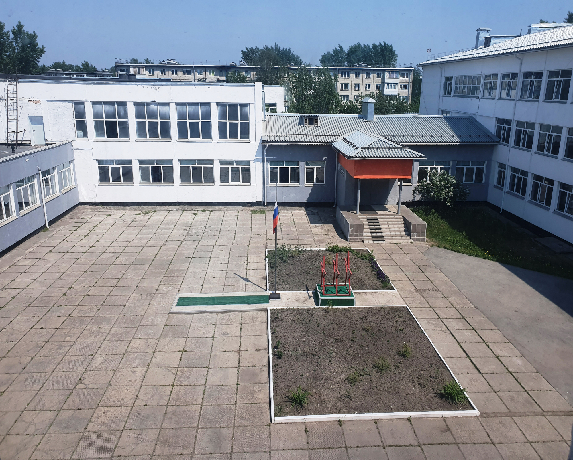 Внутренний двор школы