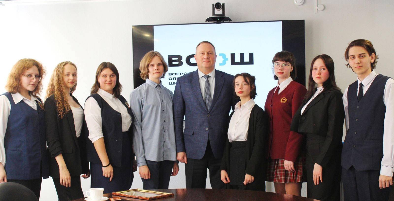 Глава города Игорь Титенков встретился с призёрами регионального этапа всероссийской олимпиады школьников.